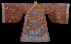 琉球国王の衣裳／朱漆と沈金の漆器