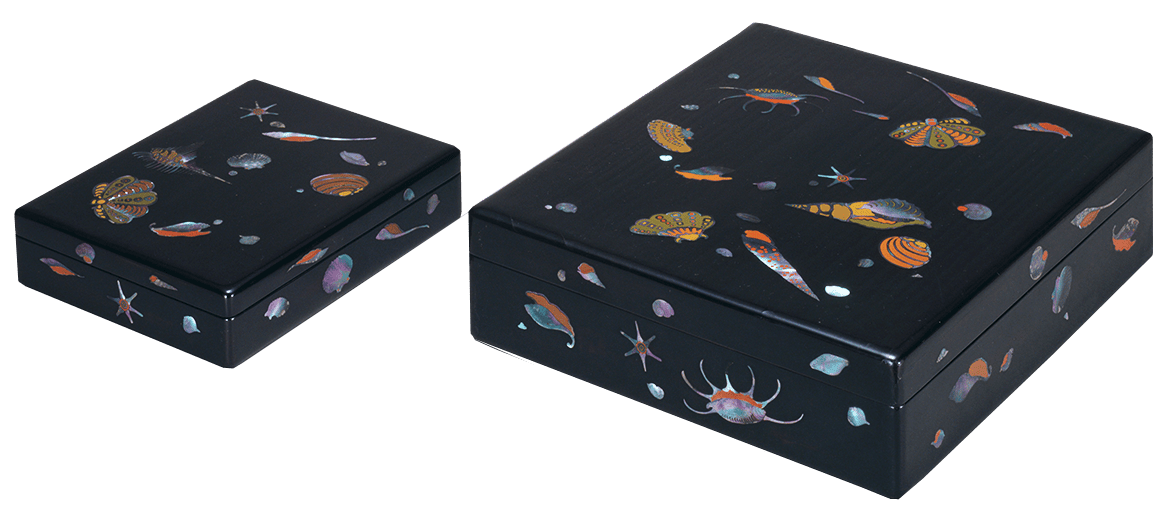 特別展】朧型の紅型衣裳／黒漆の螺鈿の漆器 | 開催中・開催予定