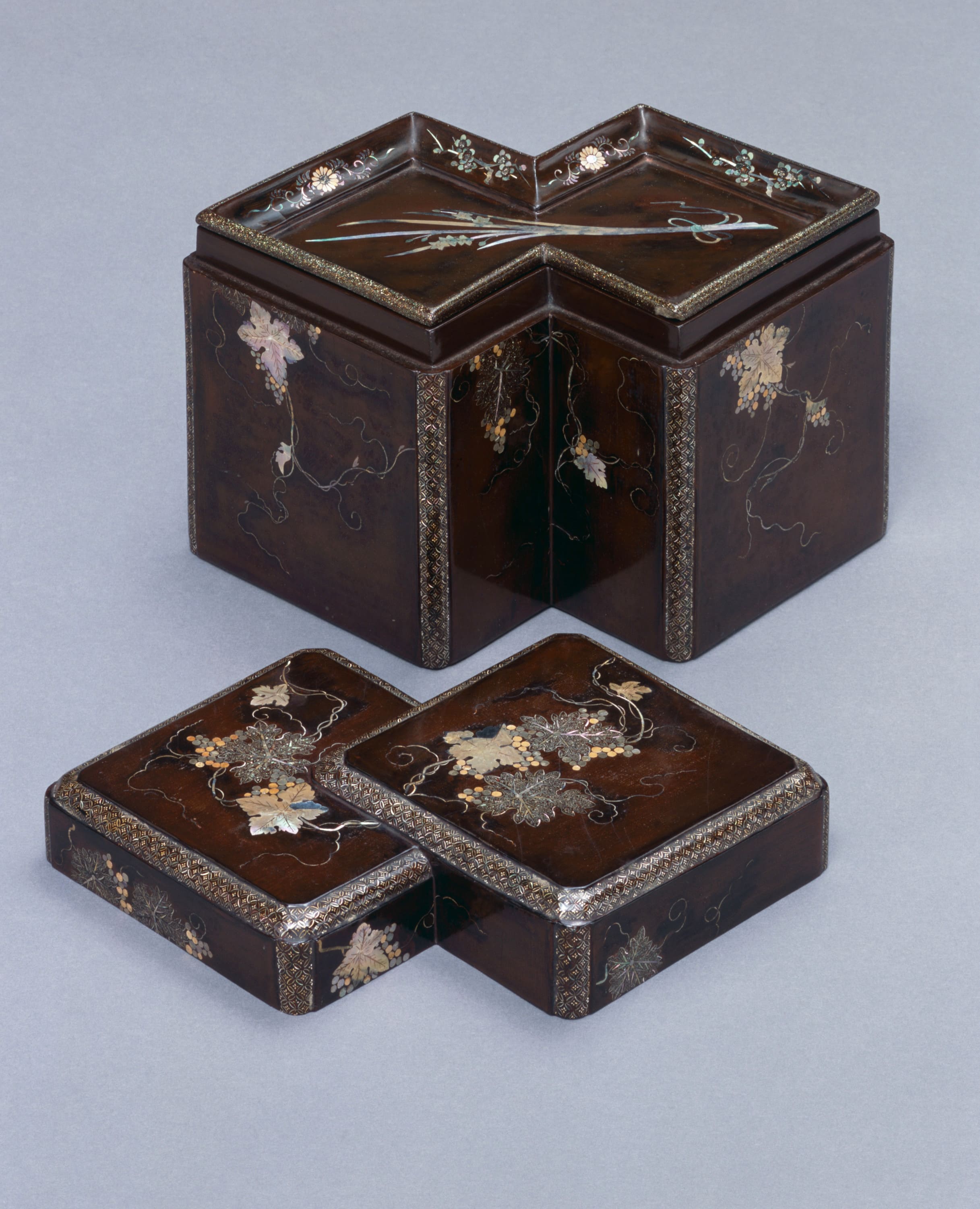 特別展】流水文様の紅型衣裳／琉球漆器の様々な技法 | 開催中・開催