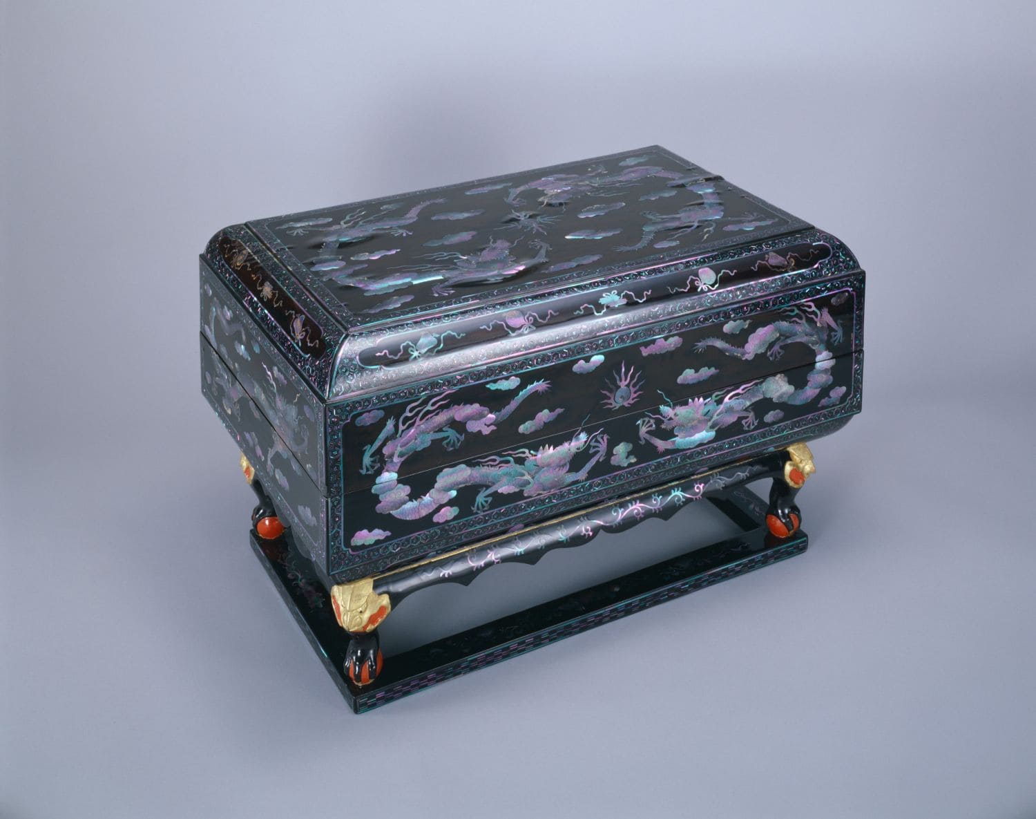 特別展】琉球国王の衣裳／黒漆と螺鈿の漆器 | 開催中・開催予定の展示