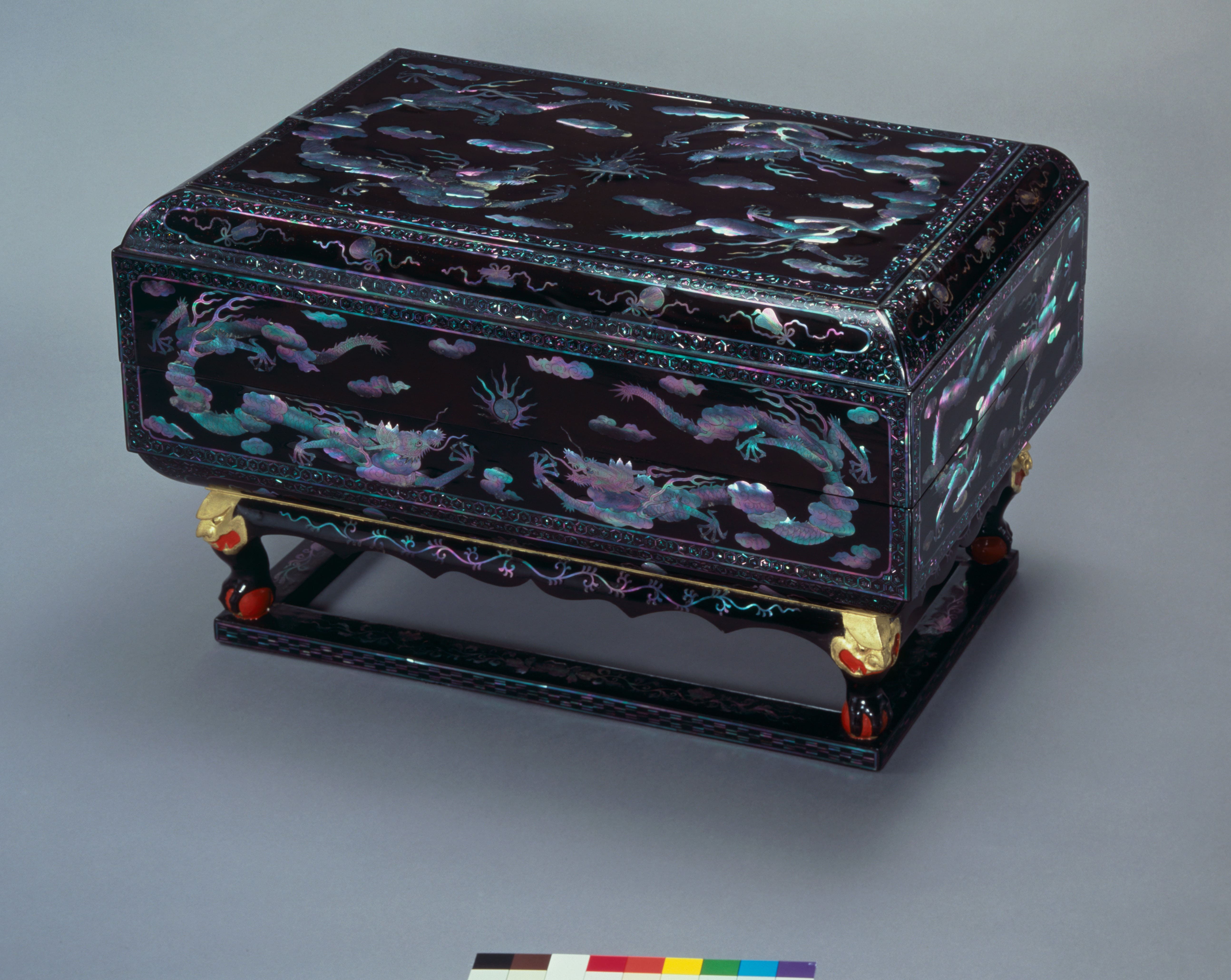 王国時代の冬衣装／龍の漆器と書 | 開催中・開催予定の展示案内 | 那覇