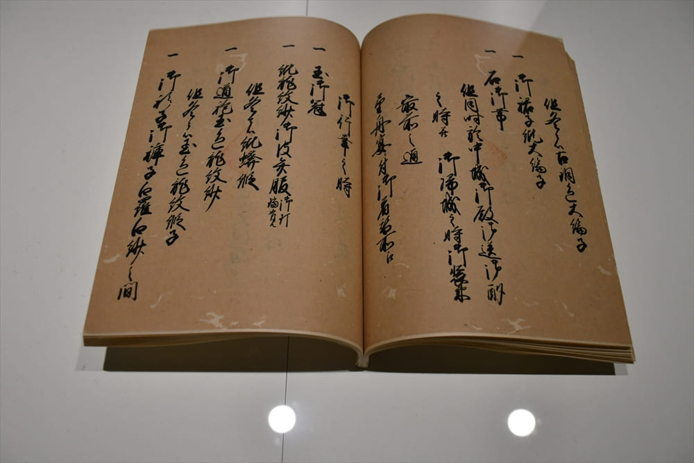 琉球国王の衣裳／朱漆と沈金の漆器 | 開催中・開催予定の展示案内